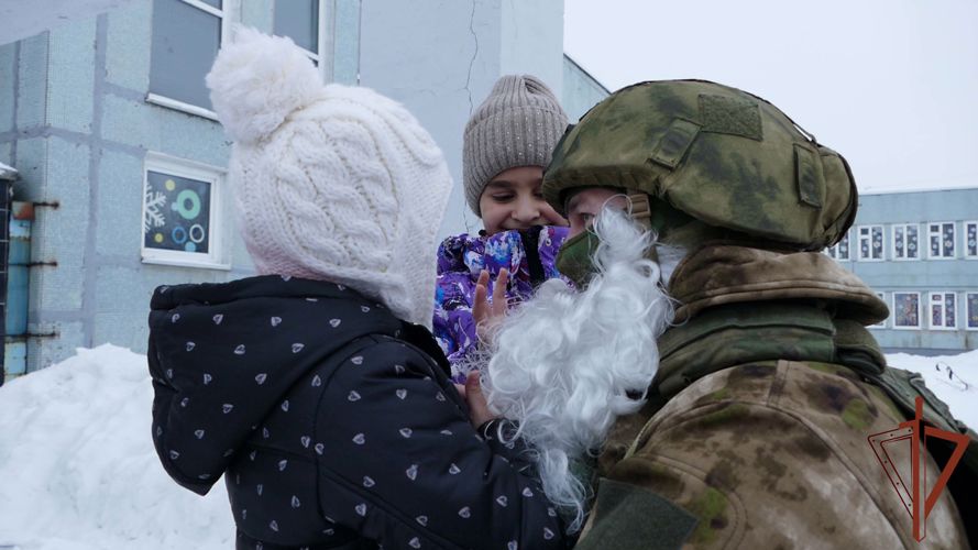 Кузбасские росгвардейцы на бронированном символе нового года побывали в детском доме