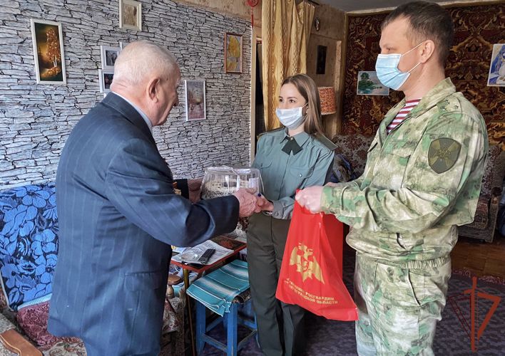 К акции «С новым годом, ветеран!» присоединились военнослужащие Росгвардии в Волгограде