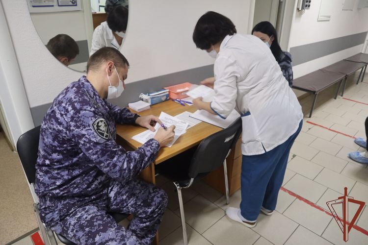 Росгвардейцы продолжают оказывать донорскую помощь пациентам петербургского онкоцентра (видео)