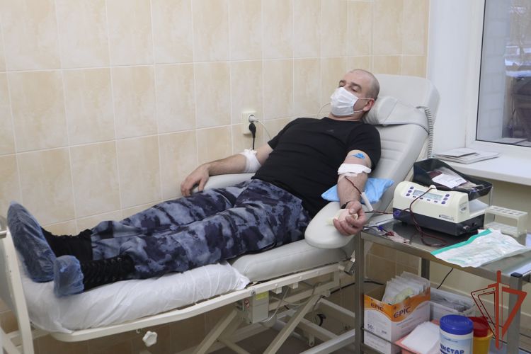 Росгвардейцы продолжают оказывать донорскую помощь пациентам петербургского онкоцентра (видео)