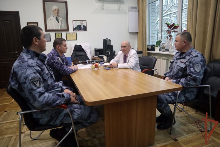 Росгвардейцы продолжают оказывать донорскую помощь пациентам петербургского онкоцентра (видео)