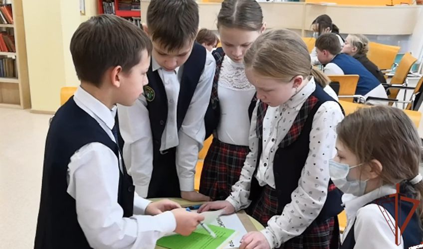 Росгвардия проводит с молодёжью на Урале познавательные занятия в преддверии Дня Конституции