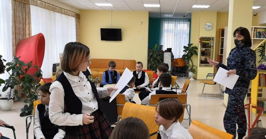 Росгвардия проводит с молодёжью на Урале познавательные занятия в преддверии Дня Конституции