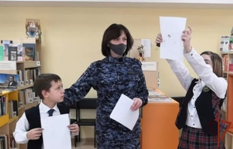 Росгвардия проводит с молодёжью на Урале познавательные занятия в преддверии Дня Конституции