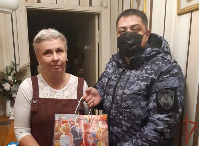 Накануне Нового года росгвардейцы встретились с родственниками погибших товарищей в Псковской области