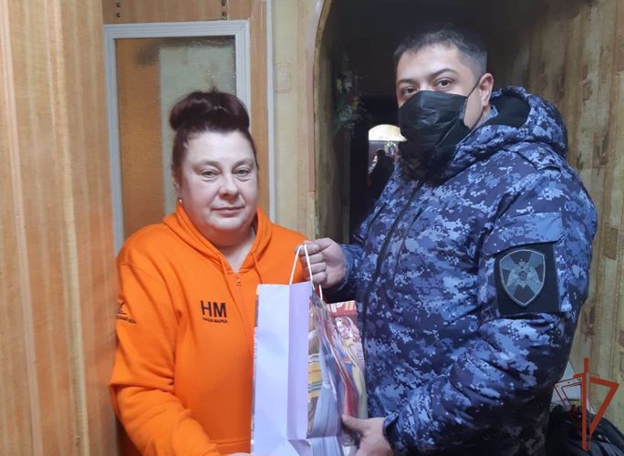 Накануне Нового года росгвардейцы встретились с родственниками погибших товарищей в Псковской области