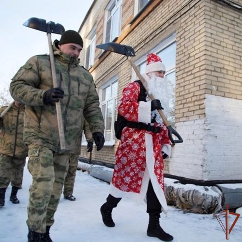 Росгвардейский Дед Мороз специального назначения продолжает поздравлять детей на Южном Урале