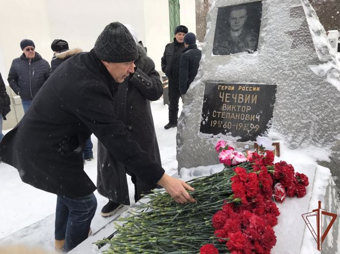 Память  Героя России Виктора Чечвия почтили сотрудники екатеринбургского ОМОН  Росгвардии