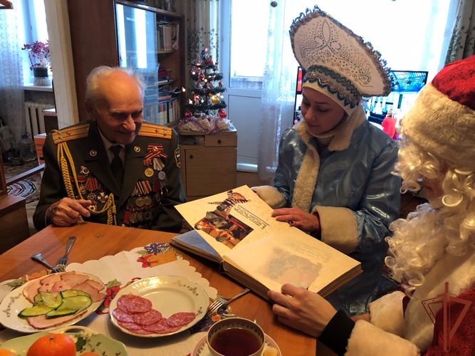 В рамках всероссийской акции «С Новым годом, ветеран!» Росгвардия поздравила фронтовика Николая Пермякова (видео)