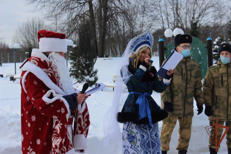 Росгвардия и «Молодежка ОНФ» провели совместную новогоднюю акцию для детей 