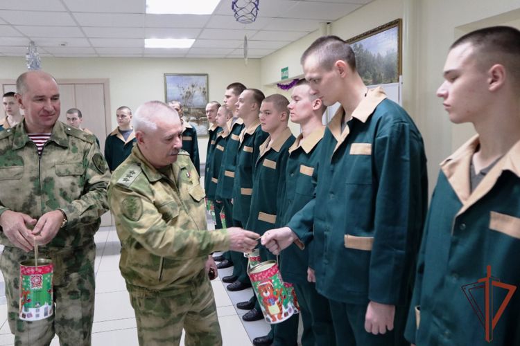 Командующий Уральским округом Росгвардии поздравил с Новым годом пациентов и персонал ведомственного госпиталя (видео)