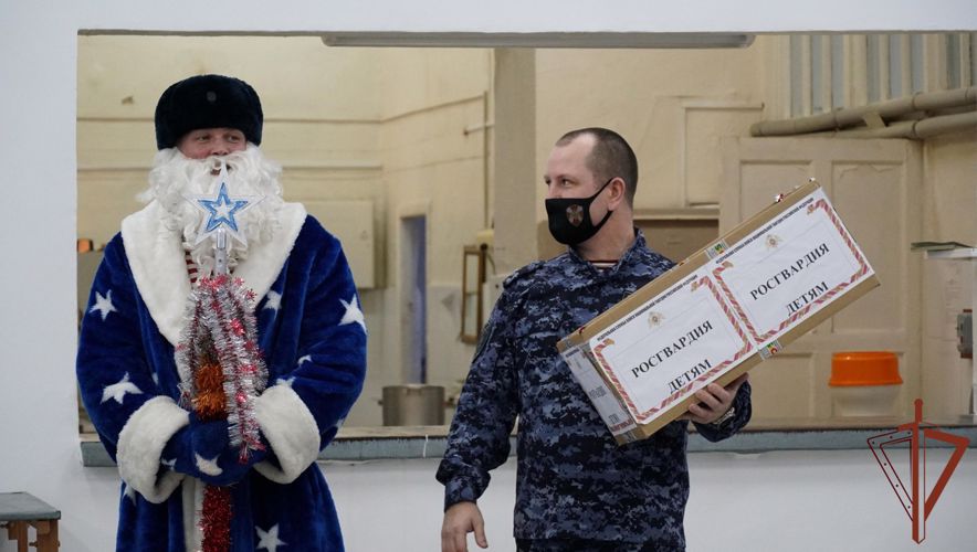 Дед Мороз из Росгвардии поздравил с Новым годом учеников подшефной школы-интерната в Кирове