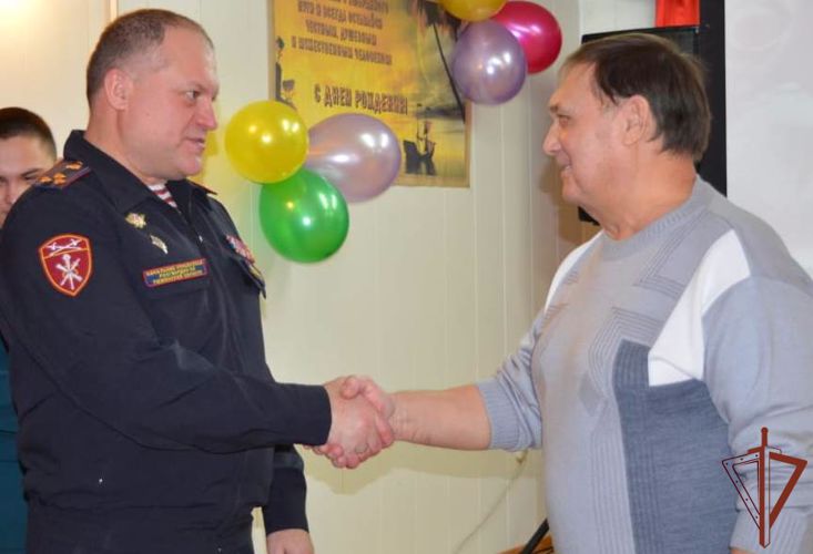 Кинолога-ветерана войск правопорядка поздравили с юбилеем росгвардейцы в Тюмени (видео)