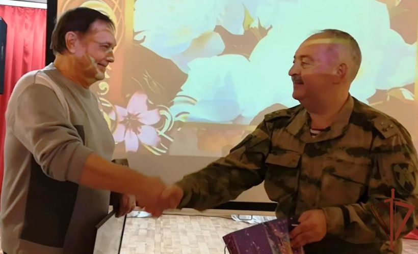 Кинолога-ветерана войск правопорядка поздравили с юбилеем росгвардейцы в Тюмени (видео)