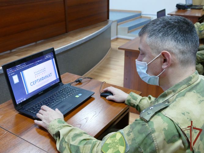 Росгвардейцы Сибирского округа участвуют во всероссийском правовом диктанте 