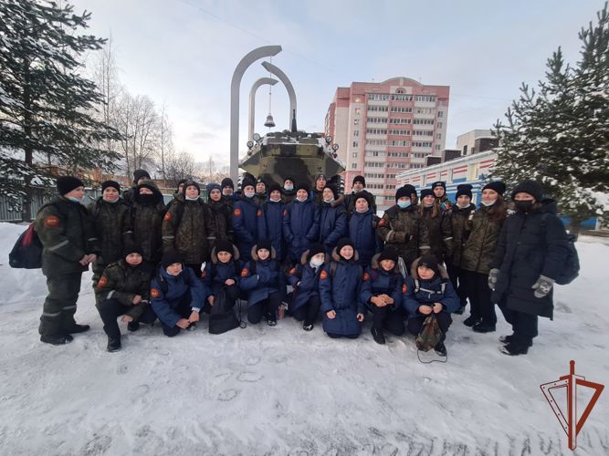Сотрудники вологодского ОМОН Росгвардии рассказали школьникам о своём погибшем коллеге