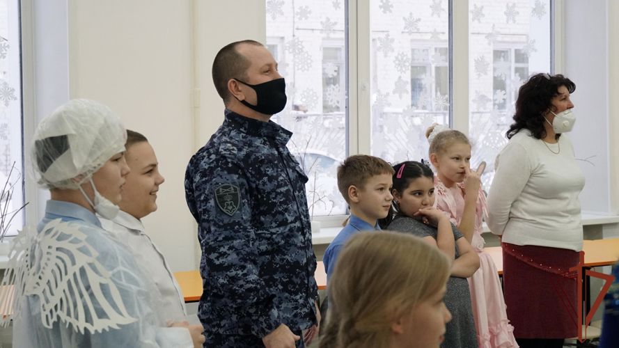 Дед Мороз из Росгвардии поздравил с Новым годом учеников подшефной школы-интерната в Кирове