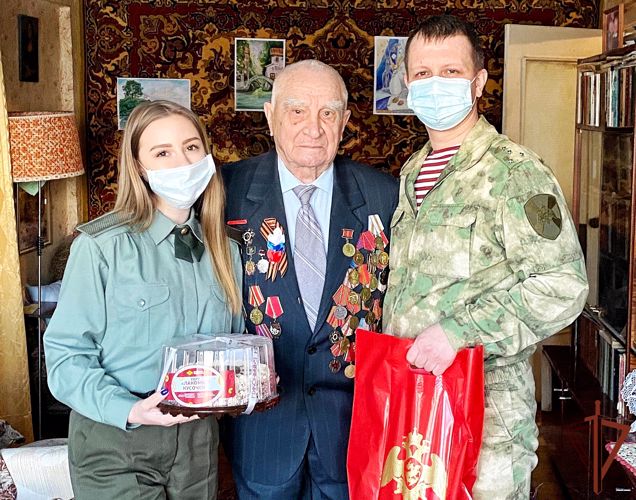 К акции «С новым годом, ветеран!» присоединились военнослужащие Росгвардии в Волгограде