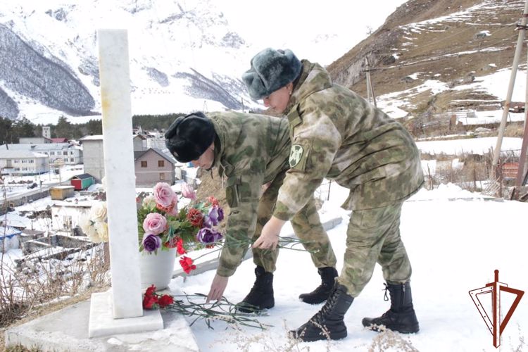Память погибших журналистов почтили росгвардейцы в Кабардино-Балкарии
