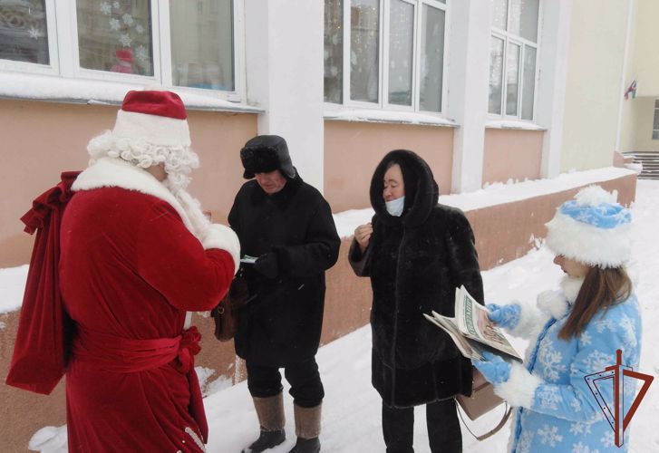 Совместную акцию в Кургане провели росгвардейский Дед Мороз и региональный интернет-портал (видео)