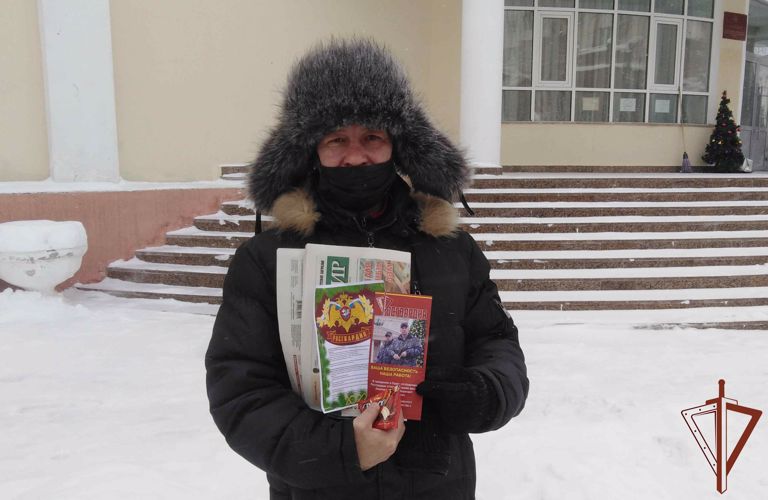 Совместную акцию в Кургане провели росгвардейский Дед Мороз и региональный интернет-портал (видео)