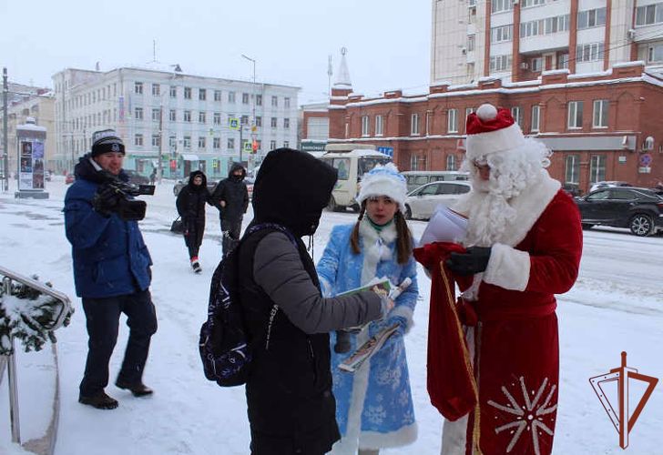 Совместную акцию в Кургане провели росгвардейский Дед Мороз и региональный интернет-портал (видео)