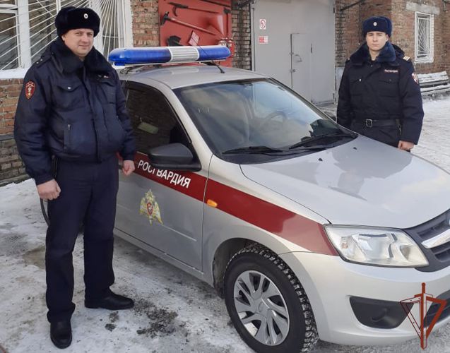 Росгвардейцы пришли на помощь жителю Омска с признаками обморожения