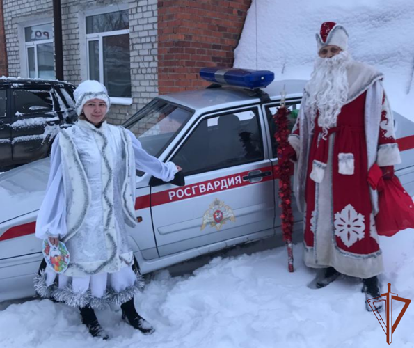 Дед Мороз из Росгвардии посетил центр социальной помощи детям в Свердловской области