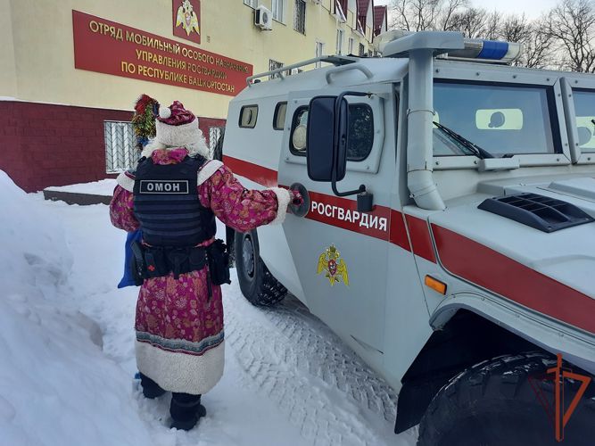 Дед Мороз специального назначения продолжает свое шествие по Уфе