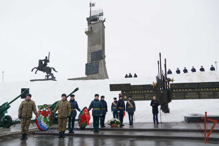 Росгвардейцы возложили цветы к мемориалу, посвященному героям-освободителям города Новгорода в 1941-1944 годах