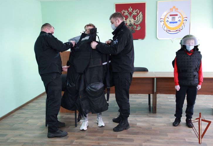 В Мордовии по случаю дня инженерной службы Росгвардии школьники посетили базу ОМОН (видео)