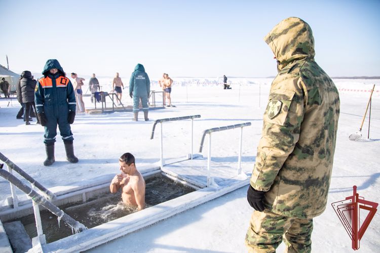 Росгвардейцы Восточного округа обеспечили проведение православного праздника Крещения Господня