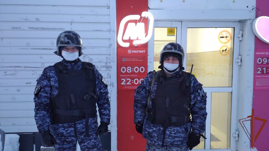 Росгвардейцы задержали на Ямале дебошира с ножом, угрожавшего персоналу и посетителям торгового центра (видео)