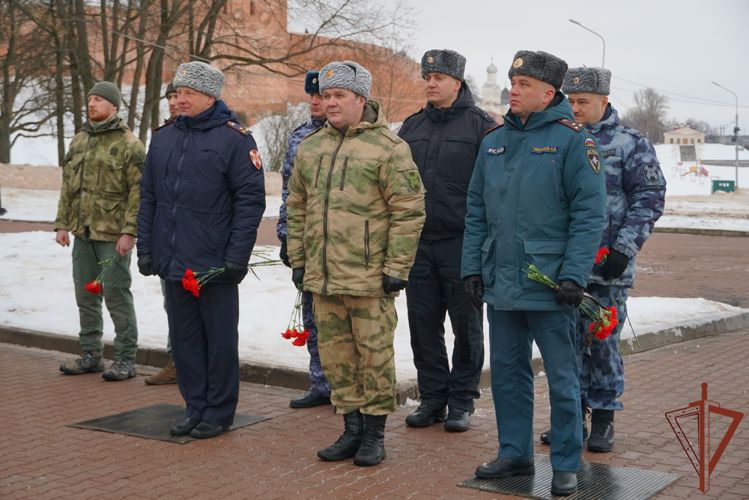 Росгвардейцы возложили цветы к мемориалу, посвященному героям-освободителям города Новгорода в 1941-1944 годах