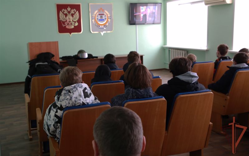 В Мордовии по случаю дня инженерной службы Росгвардии школьники посетили базу ОМОН (видео)