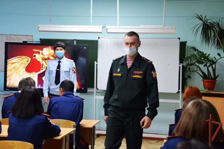 Росгвардейцы познакомили школьников Ямала с инженерной службой ведомства
