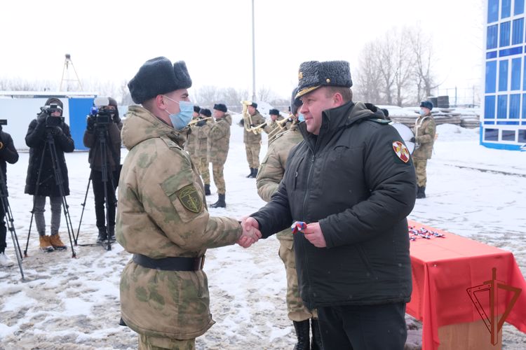 Военнослужащим Центрального округа Росгвардии вручили ключи от новых служебных квартир (фото, видео)
