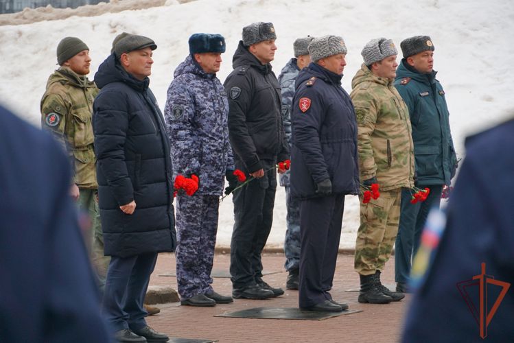 Росгвардейцы возложили цветы к мемориалу, посвященному героям-освободителям города Новгорода в 1941-1944 годах