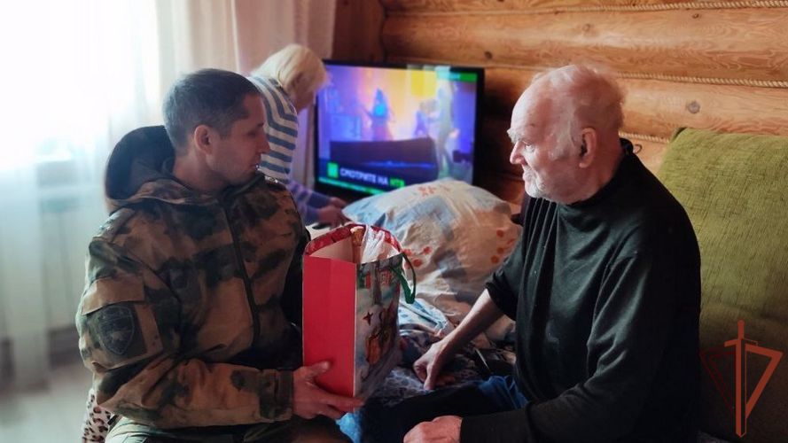 Спецназ Росгвардии поздравил ветеранов ВОВ и тружеников тыла из Казани с Новогодними и Рождественскими праздниками