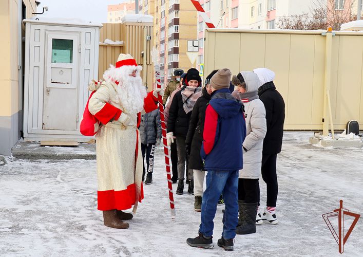 Росгвардейский Дед Мороз специального назначения пригласил в гости ребят из социального центра в Снежинске