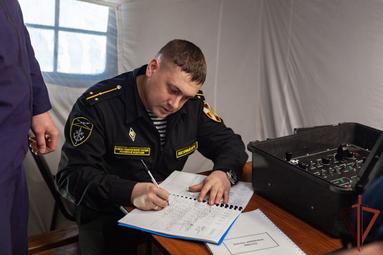 Водолазы Росгвардии провели для школьников показные подледные спуски в акватории Амура  (видео)