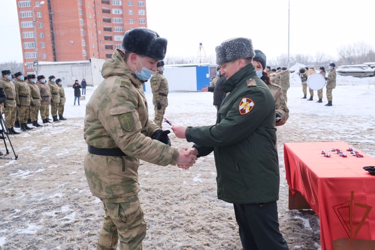 Военнослужащим Центрального округа Росгвардии вручили ключи от новых служебных квартир (фото, видео)