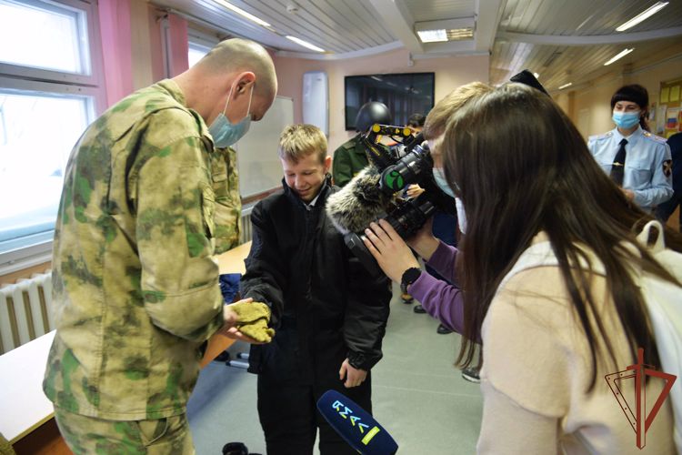 Росгвардейцы познакомили школьников Ямала с инженерной службой ведомства