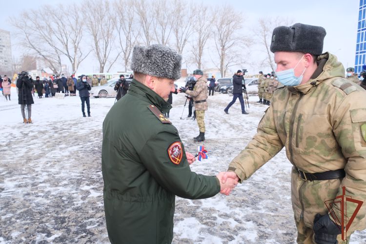 Военнослужащим Центрального округа Росгвардии вручили ключи от новых служебных квартир (фото, видео)