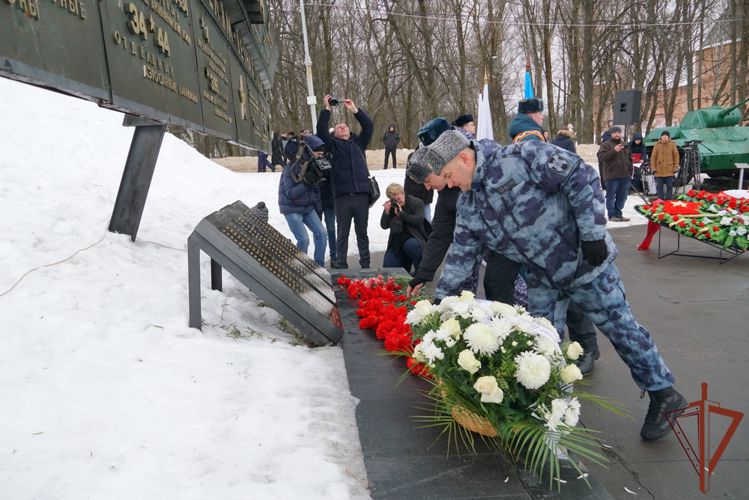 Росгвардейцы возложили цветы к мемориалу, посвященному героям-освободителям города Новгорода в 1941-1944 годах