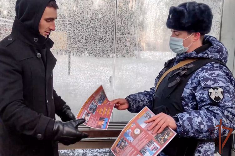Акция Росгвардии «Безопасный Новый год» проходит в столице (видео)