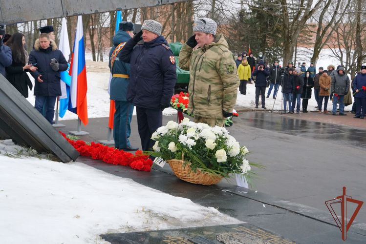 Росгвардейцы возложили цветы к мемориалу, посвященному героям-освободителям города Новгорода в 1941-1944 годах