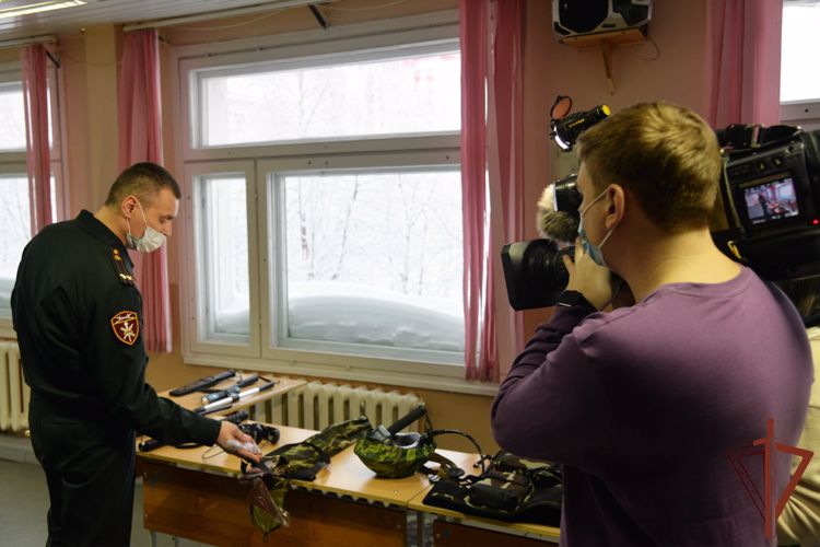 Росгвардейцы познакомили школьников Ямала с инженерной службой ведомства