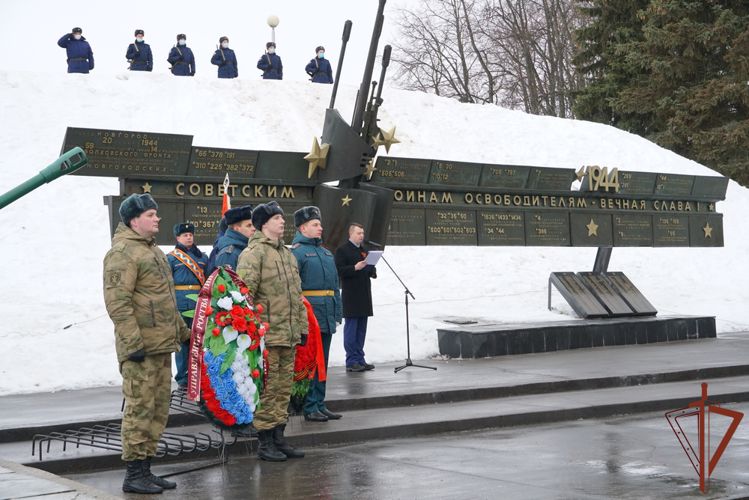 Росгвардейцы возложили цветы к мемориалу, посвященному героям-освободителям города Новгорода в 1941-1944 годах