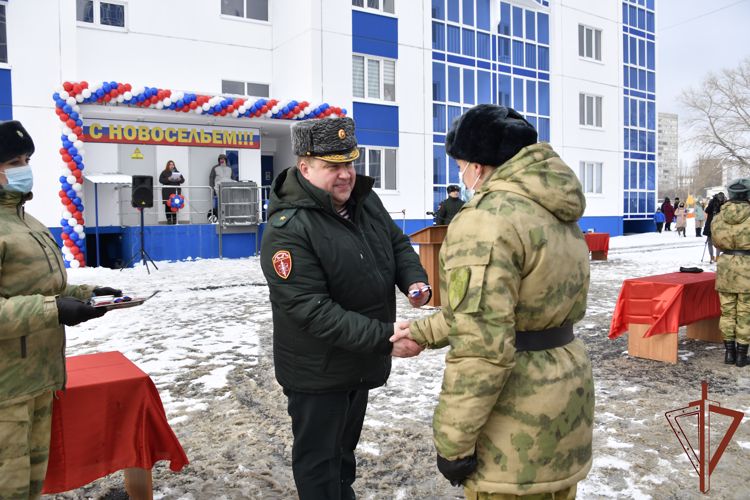 Военнослужащим Центрального округа Росгвардии вручили ключи от новых служебных квартир (фото, видео)